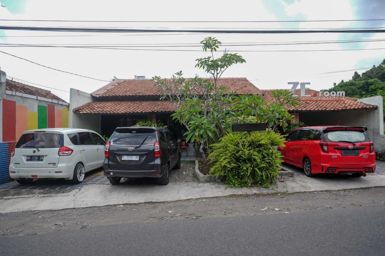 Hotel Reddoorz Near Lotte Mart Maguwoharjo Yogyakarta Exterior foto