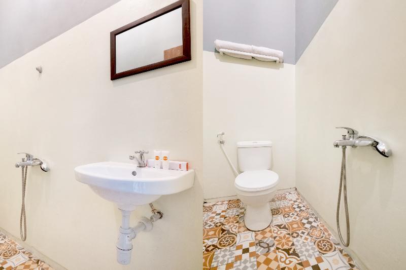 Hotel Reddoorz Near Lotte Mart Maguwoharjo Yogyakarta Exterior foto
